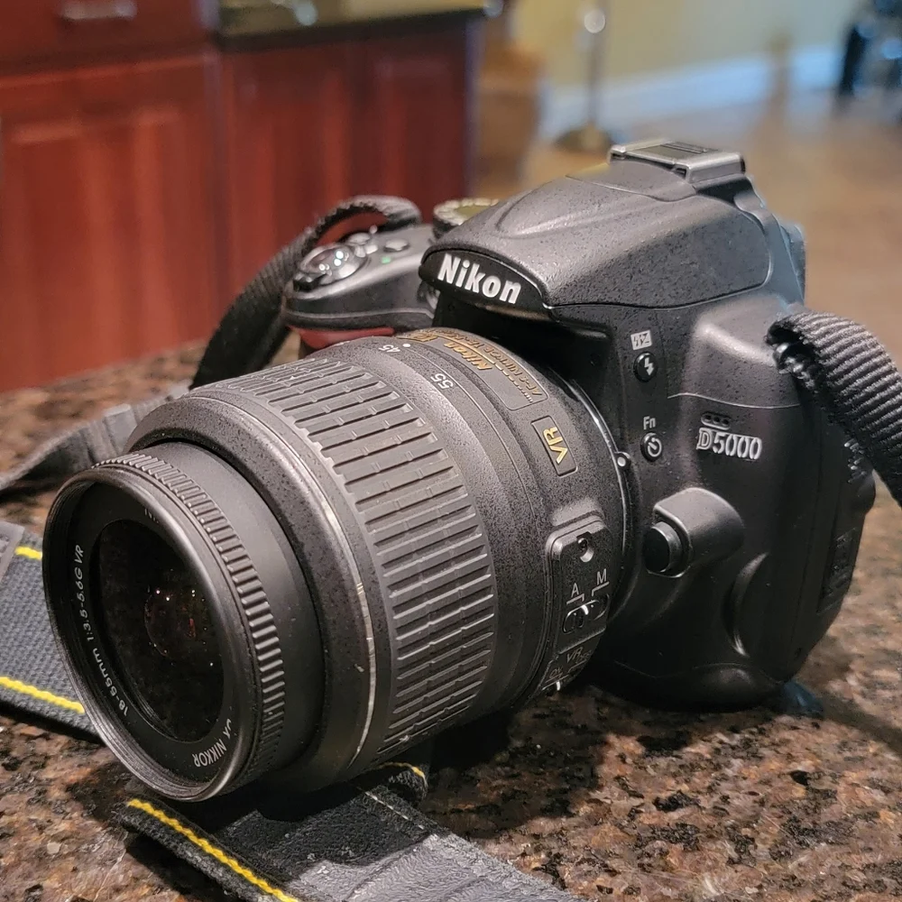 Nikon D5000 AF-S Nikkor 18-55mm Camera